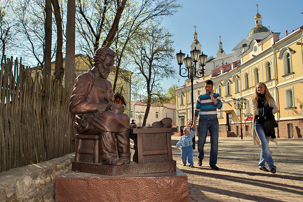 У цэнтры Віцебска з’явілася скульптура святога Крыспіна. Фота Сержука Серабро