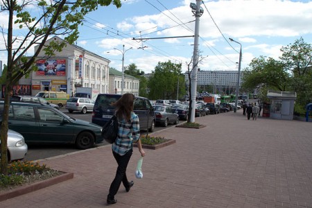 19 мая знака «Остановка запрещена» перед Октябрьским мостом еще не было. Фото Сергея Серебро