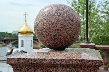 В Витебске появились падающие шары. Фото Сергея Серебро