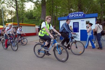 В Витебске ударили велопробегом по велобездорожью. Фото Сергея Серебро