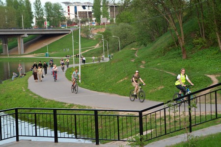 В Витебске ударили велопробегом по велобездорожью. Фото Сергея Серебро