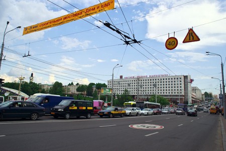 Огромная автомобильная пробка в центре Витебска. Фото Сергея Серебро