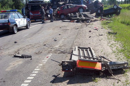 Два тягача груженых легковушками столкнулись под  Дубровно. Фото УГАІ УВД Витебского облисполкома