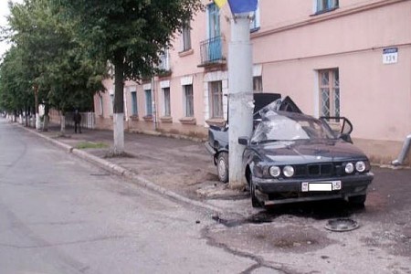 Черный «бумер» протаранил столб в Витебске. Фото МЧС