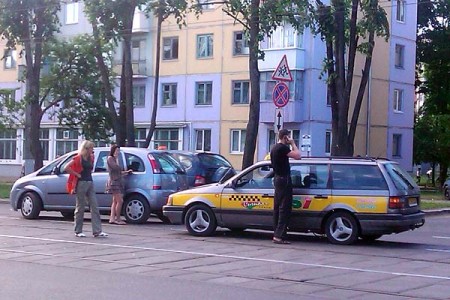 В Витебске такси протаранило автомобиль с девушкой и ребенком. Фото Сергея Серебро
