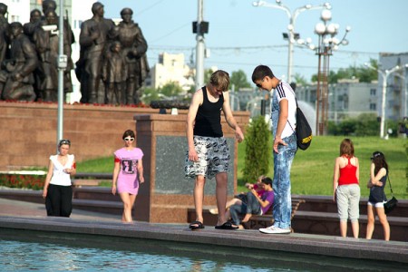 В Витебске появились дежурные по фонтанам. Фото Сергея Серебро