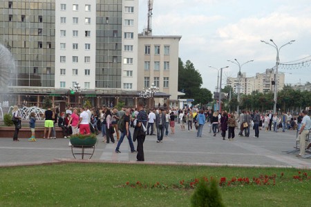 Жыхары Віцебска выйшлі на гулянні на плошчу Перамогі. Фота Сержука Серабро