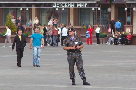 Жыхары Віцебска выйшлі на гулянні на плошчу Перамогі. Фота Сержука Серабро