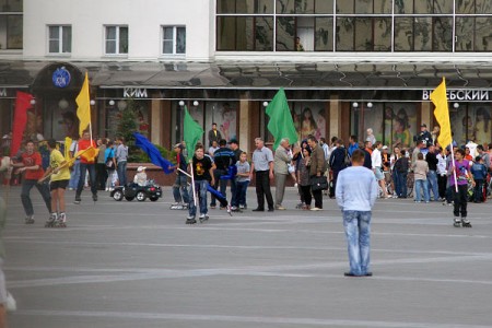 Жыхары Віцебска выйшлі на гулянні на плошчу Перамогі. Фота Сержука Серабро