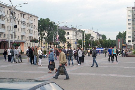 Жыхары Віцебска выйшлі на гулянні на плошчу Перамогі. Фота Сержука Серабро