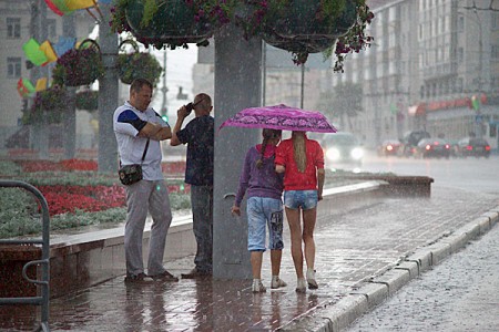 Жыхары Віцебска зноў гулялі на плошчы Перамогі. Фота Сержука Серабро