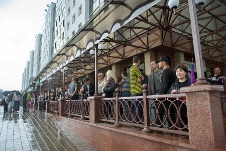 Жыхары Віцебска зноў гулялі на плошчы Перамогі. Фота Сержука Серабро