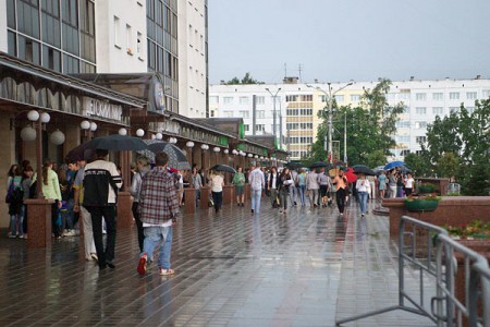 Жыхары Віцебска зноў гулялі на плошчы Перамогі. Фота Сержука Серабро