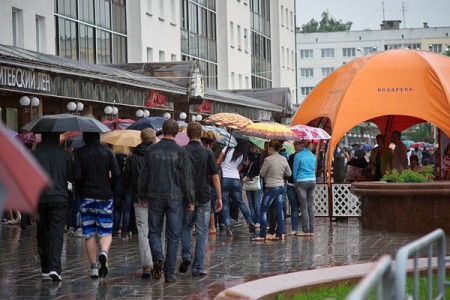 Жыхары Віцебска зноў гулялі на плошчы Перамогі. Фота Сержука Серабро