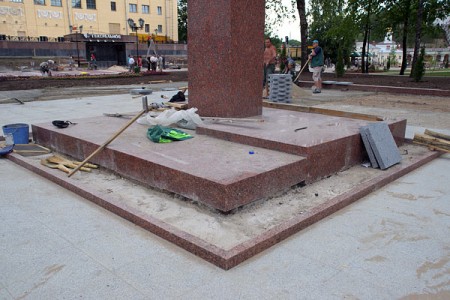 У памятника Машерову кладут новые гранитные плиты. Фото Сергея Серебро