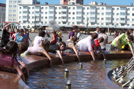 Мокрые войны в Витебске. Фото Сергея Серебро