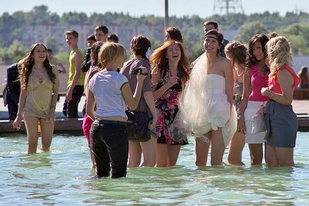 Свадьба в фонтане на Мокрых войнах в Витебске. Фото Сергея Серебро