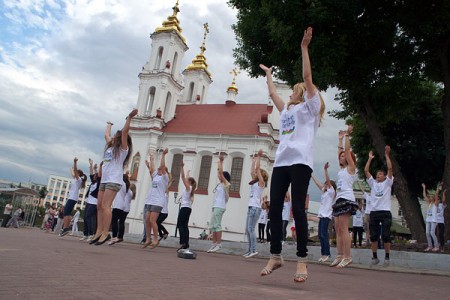 В Витебске прошло первое мероприятие битлз-фестиваля «Ob-la-ki, Ob-la-ka» — танцевальный флеш-моб. Фото Сергея Серебро