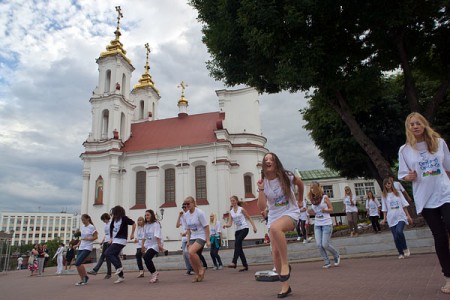 В Витебске прошло первое мероприятие битлз-фестиваля «Ob-la-ki, Ob-la-ka» — танцевальный флеш-моб. Фото Сергея Серебро