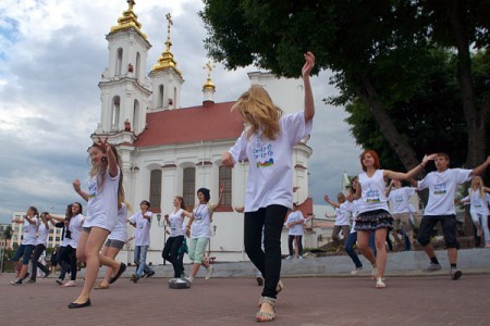 В Витебске прошло первое мероприятие битлз-фестиваля «Ob-la-ki, Ob-la-ka» — танцевальный флеш-моб. Фото Сергея Серебро