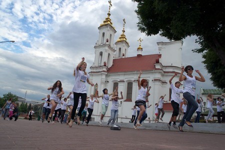 В Витебске прошло первое мероприятие битлз-фестиваля «Ob-la-ki, Ob-la-ka» — танцевальный флеш-моб. Фото Сергея Серебро