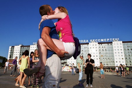 День поцелуев — Витебск продолжает флеш-мобить. Фото Сергея Серебро