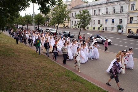 Парад невест в Витебске. Фото Сергея Серебро