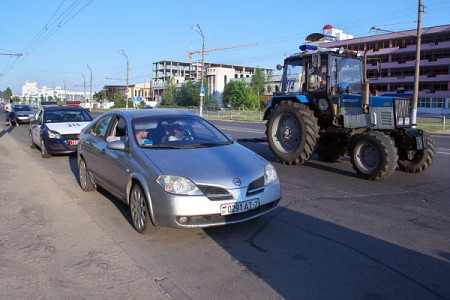 Віцебская ДАІ штрафуе за налепкі “Стоп-бензін”. Фота Сержука Серабро