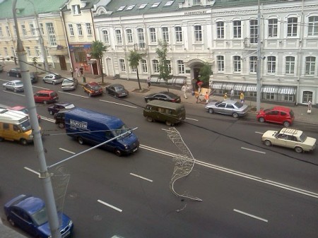 ЧП на улице Ленина: троллейбус обрушил иллюминацию. Фото aysav / twitter.com