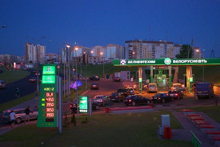 У витебских автозаправок опять выстроились очереди. Фото Сергея Серебро