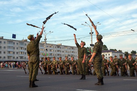 Рэпетыцыя 3 ліпеня: самаходная Брэсцкая крэпасць і палонныя немцы на вуліцах Віцебска. Фота Сержука Серабро