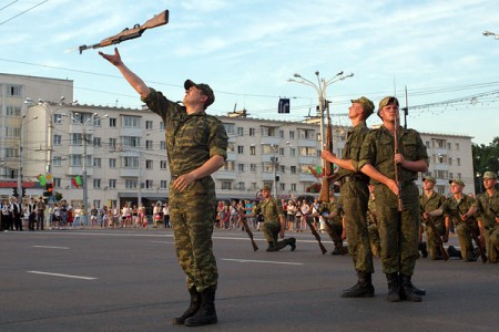 Рэпетыцыя 3 ліпеня: самаходная Брэсцкая крэпасць і палонныя немцы на вуліцах Віцебска. Фота Сержука Серабро