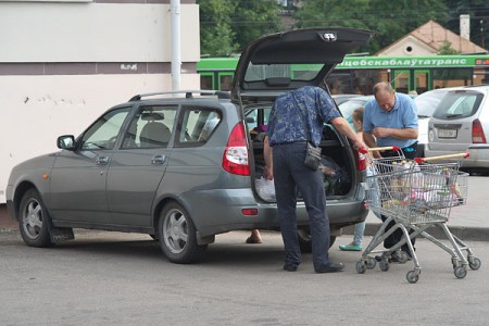 Россияне продолжают ездить в Витебск для закупки продуктов. Фото Сергея Серебро