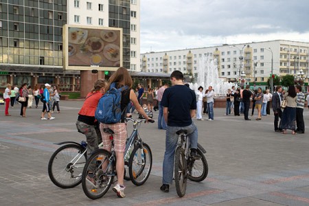 У Віцебску пляскалі ў ладкі і дудзелі ў клаксоны. Фота Сержука Серабро