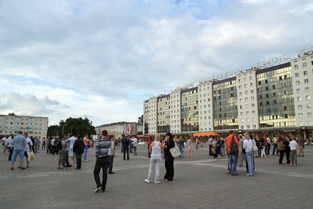 У Віцебску пляскалі ў ладкі і дудзелі ў клаксоны. Фота Сержука Серабро