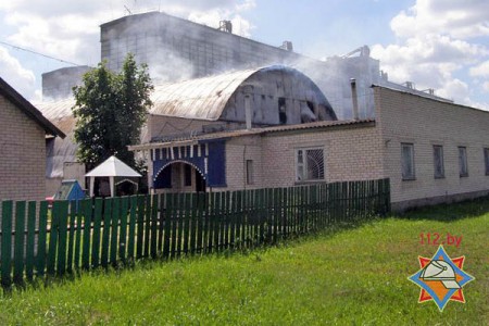 Ангар с автомобилями загорелся в Лиозно. Фото МЧС