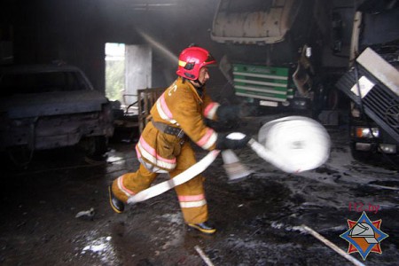 Ангар с автомобилями загорелся в Лиозно. Фото МЧС