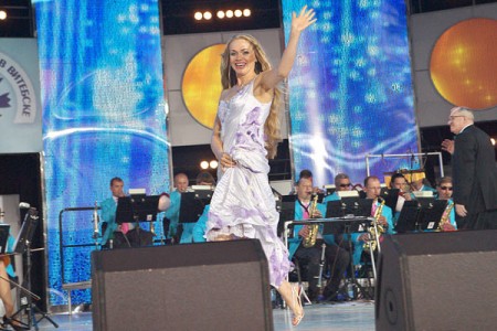 Алены Ланская покидает сцену конкурса «Витебск-2011» победительницей. Фото Сергея Серебро