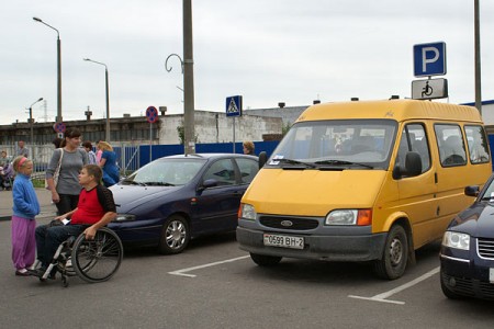 В Витебске ловят тех, кто занимает парковки для инвалидов. Фото Сергея Серебро