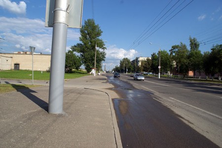 На вуліцы Праўды ў Віцебску з-пад асфальту б’е крыніца. Фота Сержука Серабро