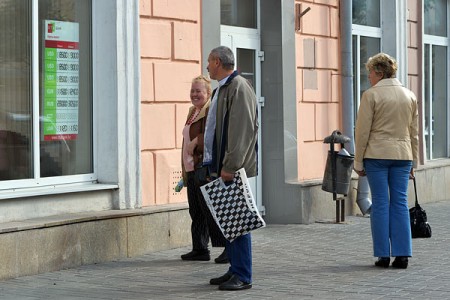 Наибольший курс доллара в Витебске — 9000 рублей. Фото Сергея Серебро