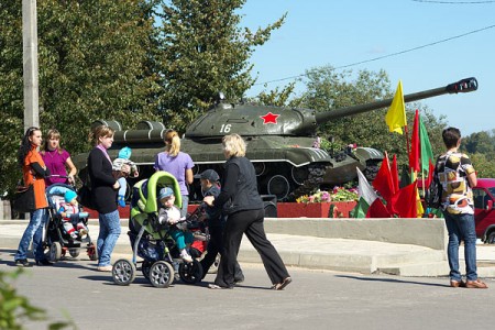 Открытие монумента в виде танка ИС-3 «Иосиф Сталин» в Сенно. Фото Сергея Серебро