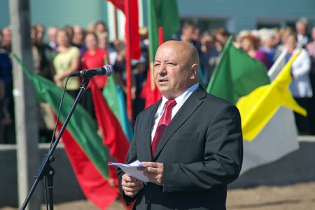 На открытии монумента в виде танка ИС-3 «Иосиф Сталин» в Сенно выступает председатель райисполкома Виктор Цапота. Фото Сергея Серебро