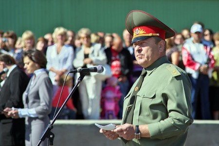 На открытии монумента в виде танка ИС-3 «Иосиф Сталин» в Сенно выступает министр обороны Республики Беларусь Юрий Жадобин. Фото Сергея Серебро