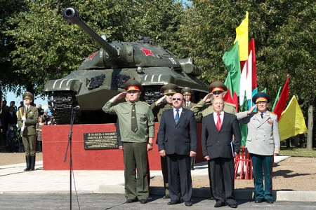 Открытие монумента в виде танка ИС-3 «Иосиф Сталин» в Сенно. Фото Сергея Серебро