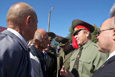 Министр обороны Юрий Жадобин общается с военными пенсионерами в Сенно. Фото Сергея Серебро