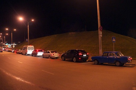 На автозаправках Витебска огромные очереди. Фото Сергея Серебро