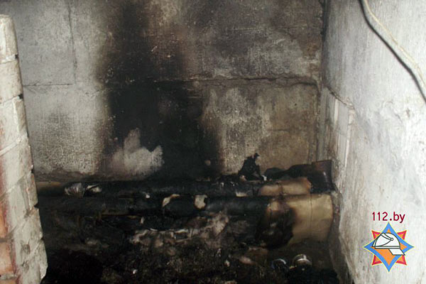 Подожгли бомжа. Пожар в подвале. Загорелся подвал в многоэтажном доме.