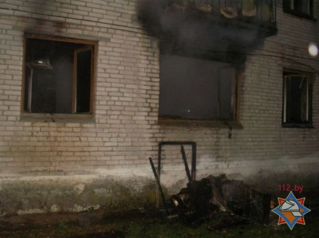 Спасатели МЧС эвакуировали из горящего шестнадцатиквартирного здания в деревни Хайсы Витебского района пять человек. Фото МЧС