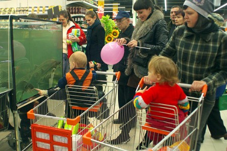 В Витебске открылся гипермаркет «Корона». Фото Сергея Серебро